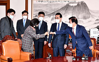 [포토] 민주당 신임 원내대표단과 인사하는 박병석 의장