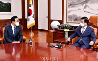 [포토] 대화하는 박병석 국회의장-박홍근 신임 민주당 원내대표