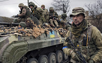 [이슈크래커] 벨라루스·러시아인들은 우크라서 왜 러시아군에 총을 겨눴나