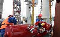 “중국 국영기업들, 저렴한 러시아 LNG 구매 논의 중”