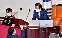 [포토] 대화하는 박병석 의장-김기현 원내대표
