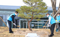 김현수 농식품부 장관, 개관 예정 국립농업박물관에서 나무심기 행사