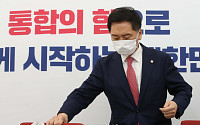 [포토] 퇴임 기자간담회 참석하는 김기현 원내대표