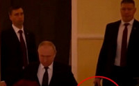 푸틴 대통령, 장례식에 ‘핵가방’ 들고 참석?…경호원 손에 들린 ‘그것’