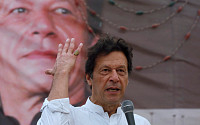 파키스탄 총리 축출, 의회서 사상 첫 불신임안 가결
