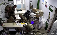 러시아군, 우크라서 개 잡아먹고...도둑질해 모국 배송까지