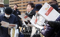 [포토]설맞이 한우 직거래장터, 줄 기다리며 한우공부