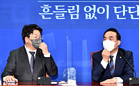 [포토] 마스크 고쳐쓰는 박홍근-권선동 원내대표