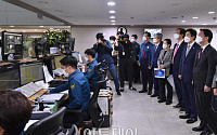 [포토] 서울경찰청 치안종합상황실 방문한 안철수