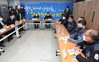 [포토] 유류비 폭등 피해현황 듣는 박홍근 원내대표