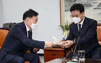 [포토] 박광온 위원장에게 서류 전달하는 김오수 총장