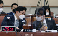[포토] 대화하는 박범계 법무부 장관-박재민 국방부 차관