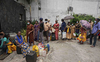 ‘디폴트’ 스리랑카, 악화일로...의료체계는 마비·주식 거래 일시 중단