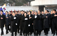 [포토] 현충원 참배하는 한명숙 민주통합당 대표