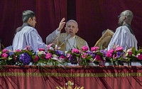 프란치스코 교황 “전쟁으로 얼룩진 부활절, 우크라에 평화 깃들기를”
