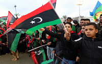 리비아서 시위대 유전 난입...하루 7만 배럴 생산 중단