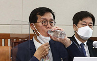 [포토] 물마시는 이창용 한국은행 총재 후보자