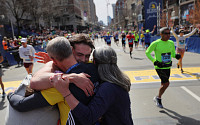 ‘3년 만에 정상 개최’ 보스턴 마라톤, 9년 전 테러로 동생 잃은 형 완주
