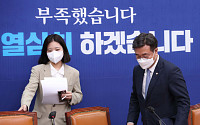 [포토] 민주당 비대위회의 참석하는 윤호중-박지현