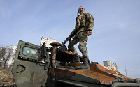 [우크라이나 침공] 러, 하루 새 돈바스에 전투부대 2개 증파...포위망 구축 나서