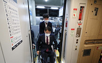[포토] 휠체어 리프트로 KTX 탑승하는 이준석 대표-이종성 의원