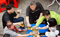 [포토] 여유로운 주말 맥주 한잔 즐기는 시민들