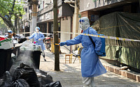 중국 상하이, 아파트 입구에 철조망까지 쳤지만 코로나19 사망자 속출…베이징도 위험