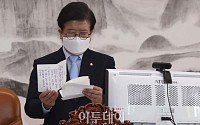[포토] '검수완박' 논의 회동 앞두고 메모보는 박병석 의장