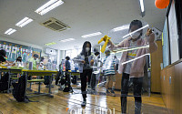 [포토] 자리에서 가림판 제거하는 학생들