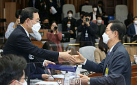 [포토] 선서문 제출하는 한덕수 총리 후보자