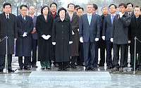 [포토]노무현 전 대통령 묘소 참배하는 민주통합당 지도부