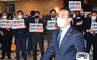 [포토] 본회의장 들어서는 박홍근, 규탄하는 권성동