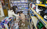 [포토] 어린이날 앞두고 '장난감 쇼핑 삼매경'