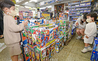 [포토] 문구거리 장난감 쇼핑하는 어린이들