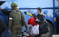 [우크라이나 침공] 아조우스탈에 갇힌 민간인 50명 추가 탈출