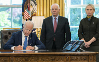 바이든, 81년 만에 무기 대여법 재가동에 서명...“우크라 지원 강화”