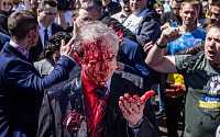 [랜선핫이슈] 빨간 페인트 맞은 러시아 대사·돌로 행인 마구 때린 남성·해운대 ‘먹튀’ 공개수배