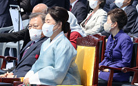 [포토] 앞뒤로 앉은 문재인 전 대통령 내외와 박근혜 전 대통령
