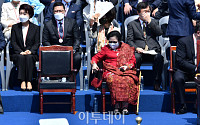 [포토] 한 자리에 앉은 박근혜-문재인 전 대통령