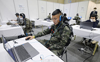 [포토] 국군장병 취업박람회에서 AI역량 검사하는 장병들