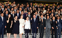 [포토] 김부겸 총리, 가족-직원들과 기념촬영