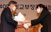 [포토] 꽃다발 받는 박진 외교부 장관