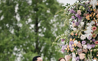 손담비·이규혁, 결혼식 본식 사진 공개…&quot;따뜻한 시선 부탁&quot;