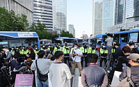 尹 따라온 전장연, 용산 출근길 도로 점거 시위