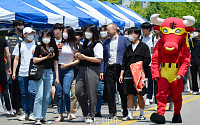 [포토] 한국외대 축제에 나타난 붉은 황소
