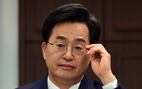 [포토] 안경 고쳐쓰는 김동연 민주당 경기도지사 후보