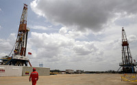 미국, 베네수엘라 석유 산업 제재 일부 완화