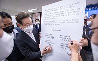 [포토] 정책협약서 서명하는 이재명 후보