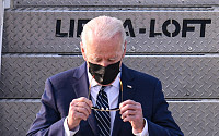 [포토] 선글라스 벗는 조 바이든 미국 대통령