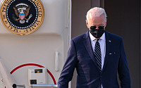 [포토] 에어포스원에서 내리는 바이든 대통령